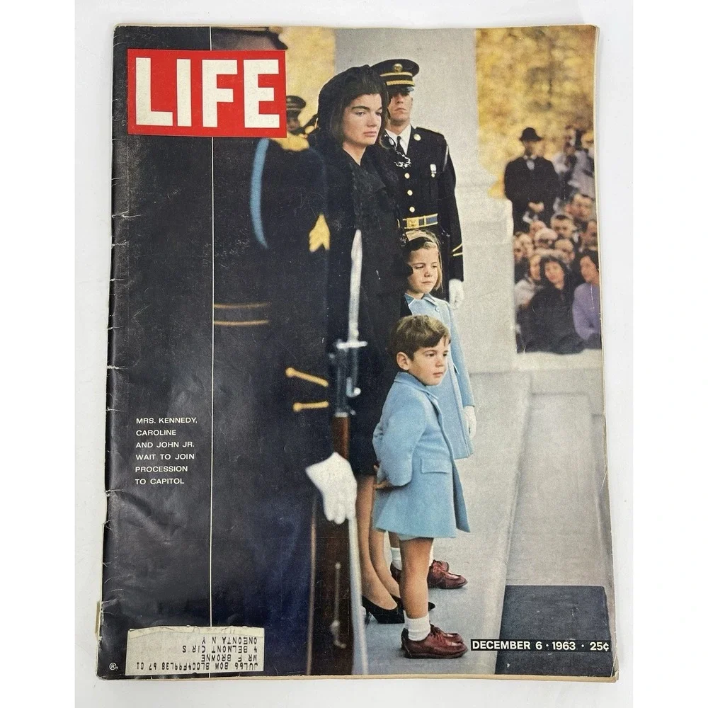 Life Magazine December 6, 1963 Featuring JFK Funeral & Jackie O‎